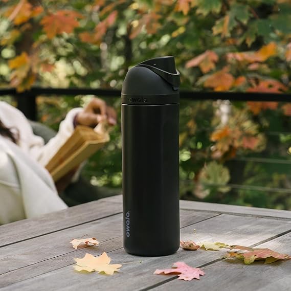 Owala FreeSip Bouteille d'eau isotherme en acier inoxydable avec paille pour le sport et les voyages, sans BPA, 710 ml, très foncé | Isolant